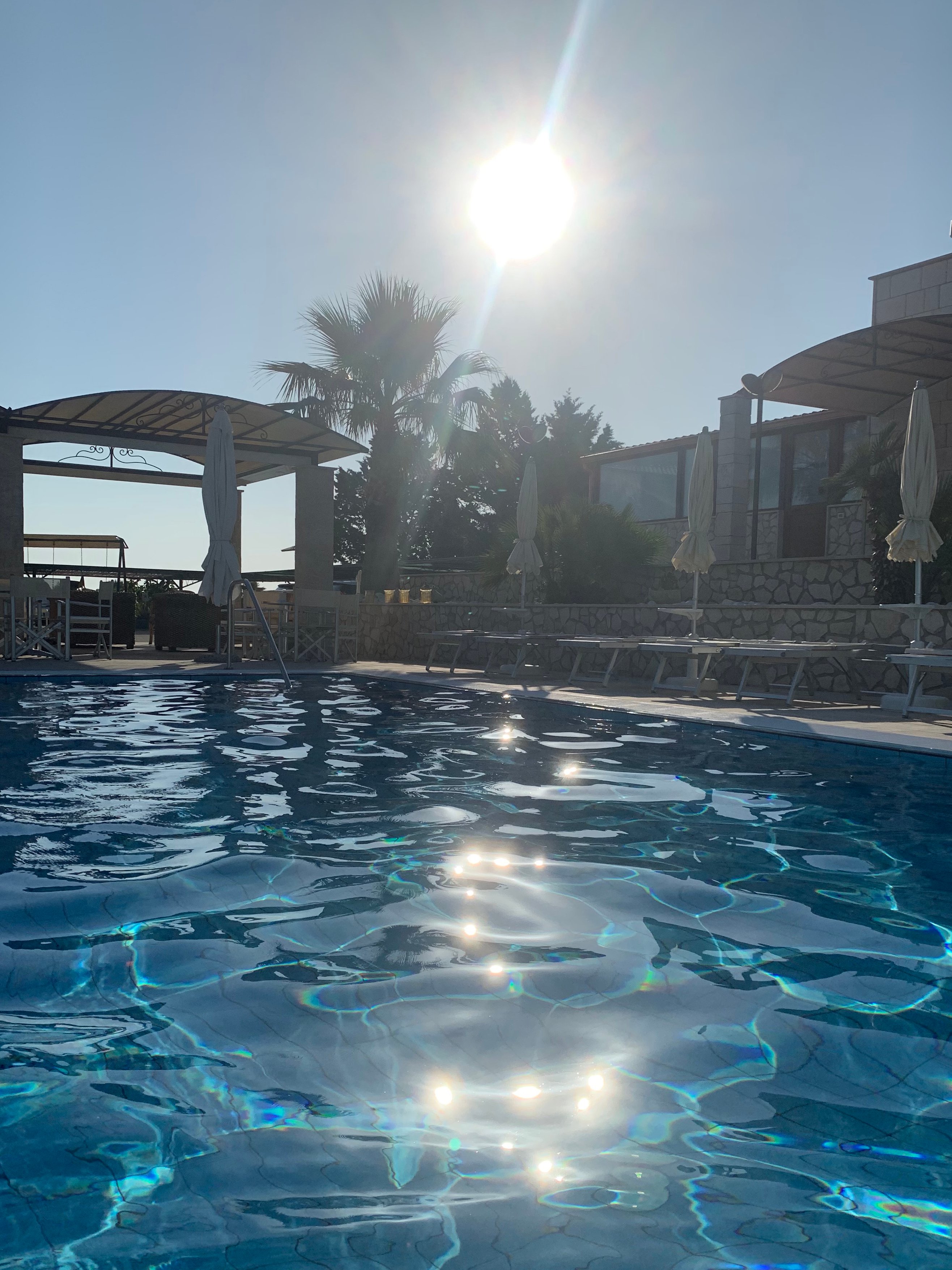 Residence Bandiera Gialla-泳池