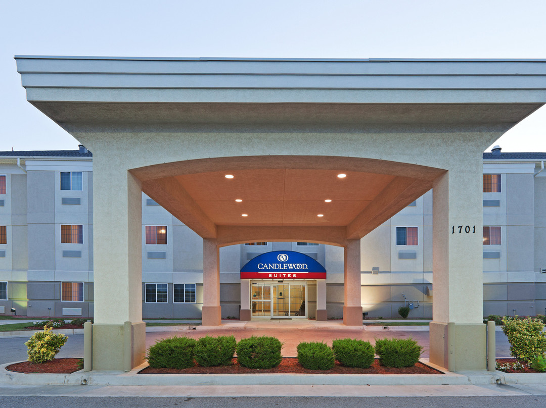 穆尔酒店住宿-俄克拉荷马城摩尔烛木套房酒店