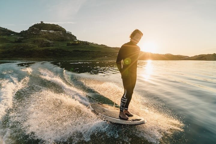Electric Jet Surfing on the West Coast of British Columbia-西温哥华必去景点