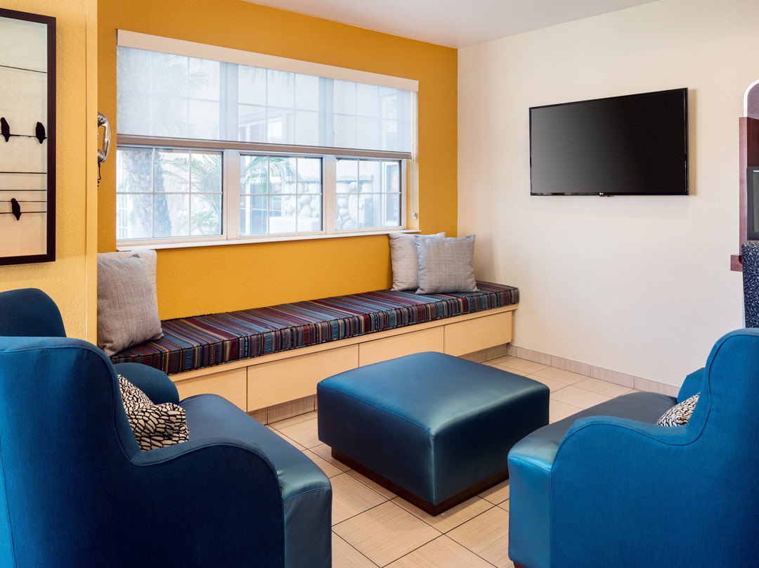 洛杉矶拉克斯曼哈顿海滩镇广场套房酒店主图