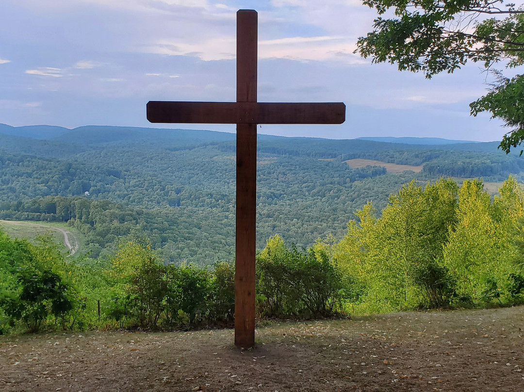 Cross On The Hill景点图片