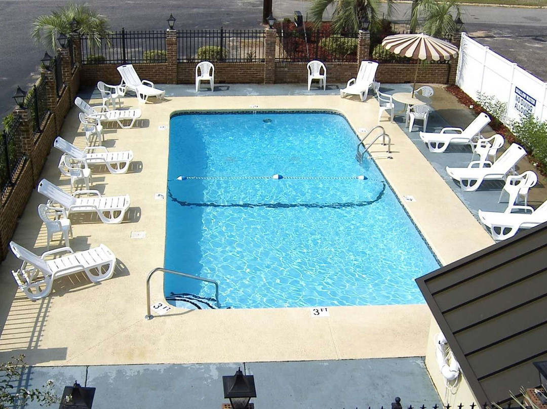 Travelers Inn & Suites主图