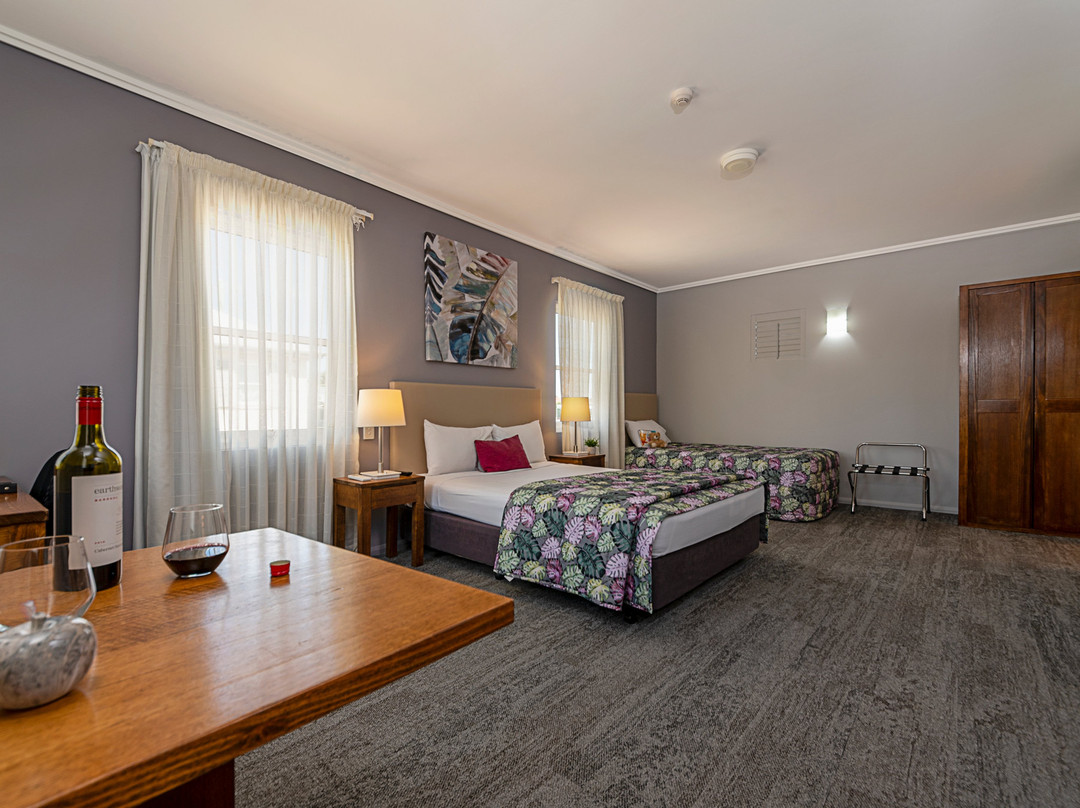 Coachman's Inn Warwick主图