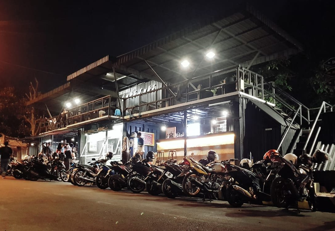 Container Cafe Laki Laki