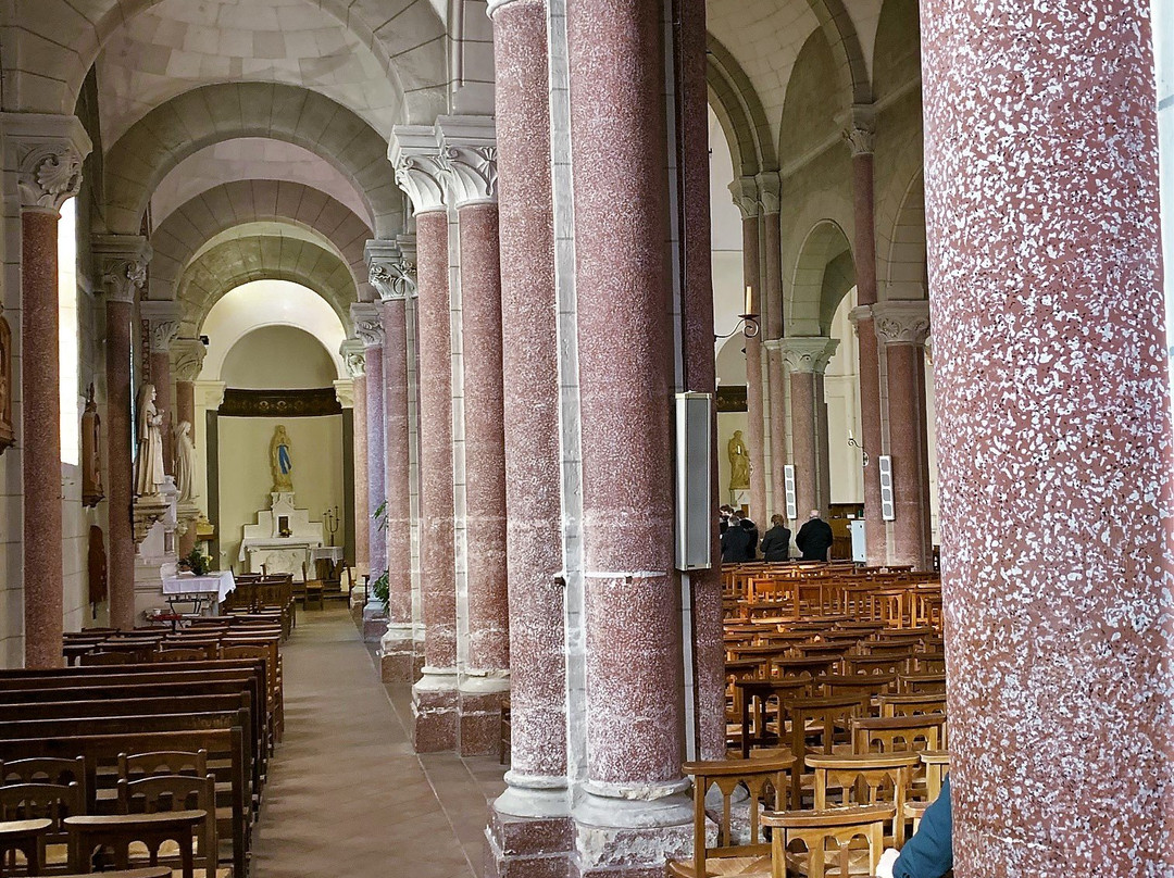 Eglise de Saint Varent-Saint-Varent必去景点