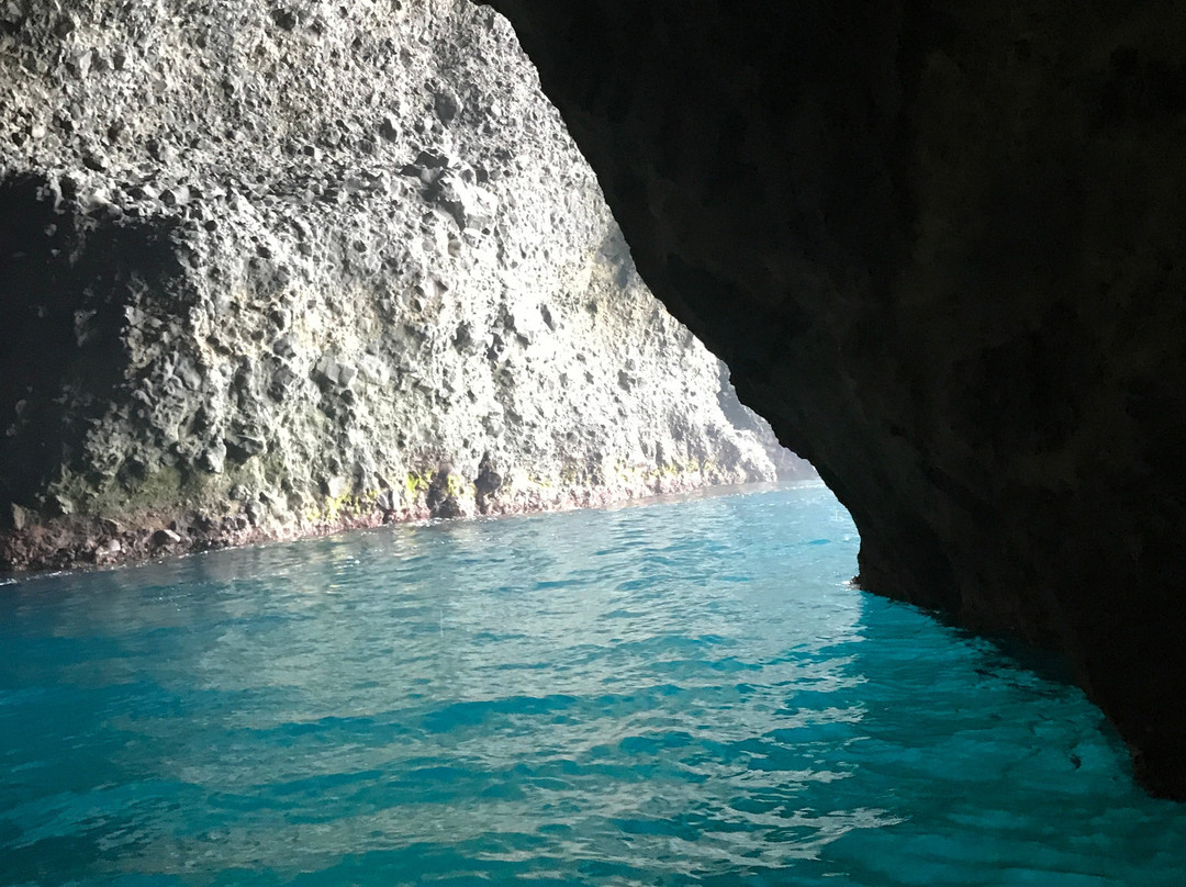 Blue Cave景点图片