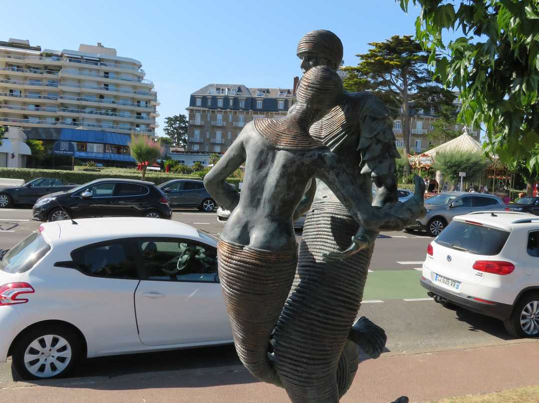 Sculpture Couple de Sirenus景点图片