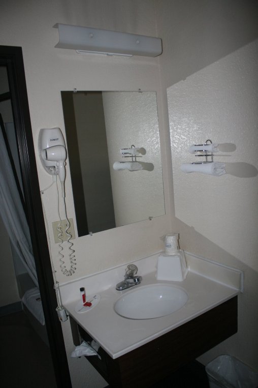 米苏拉-布鲁克斯街温德姆速8酒店-浴室