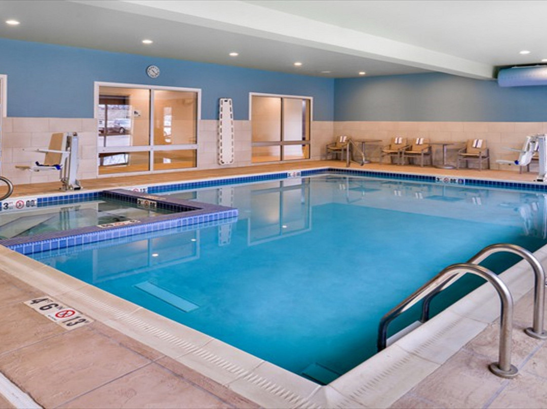 Holiday Inn Express & Suites Parkersburg East By IHG主图