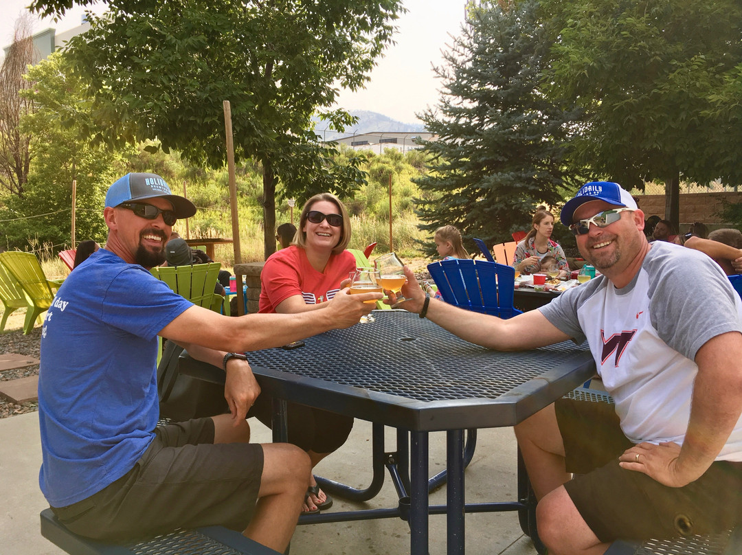 Holidaily Brewing Company-戈尔登必去景点