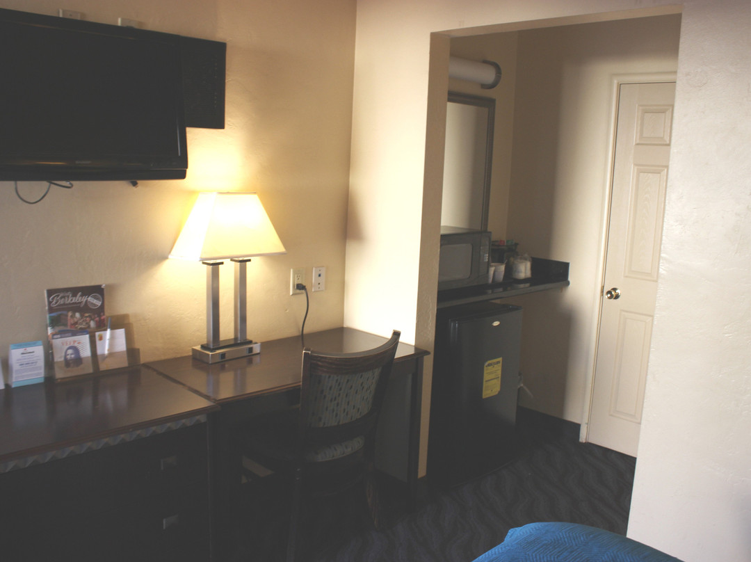 伯克利速8酒店主图