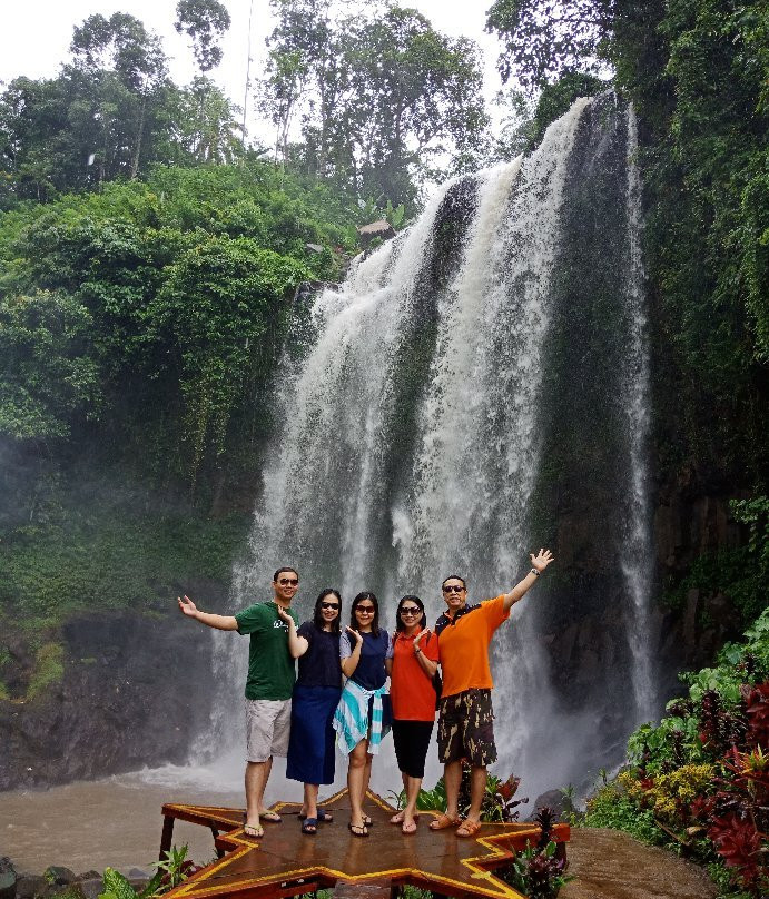 Srengenge Waterfall景点图片