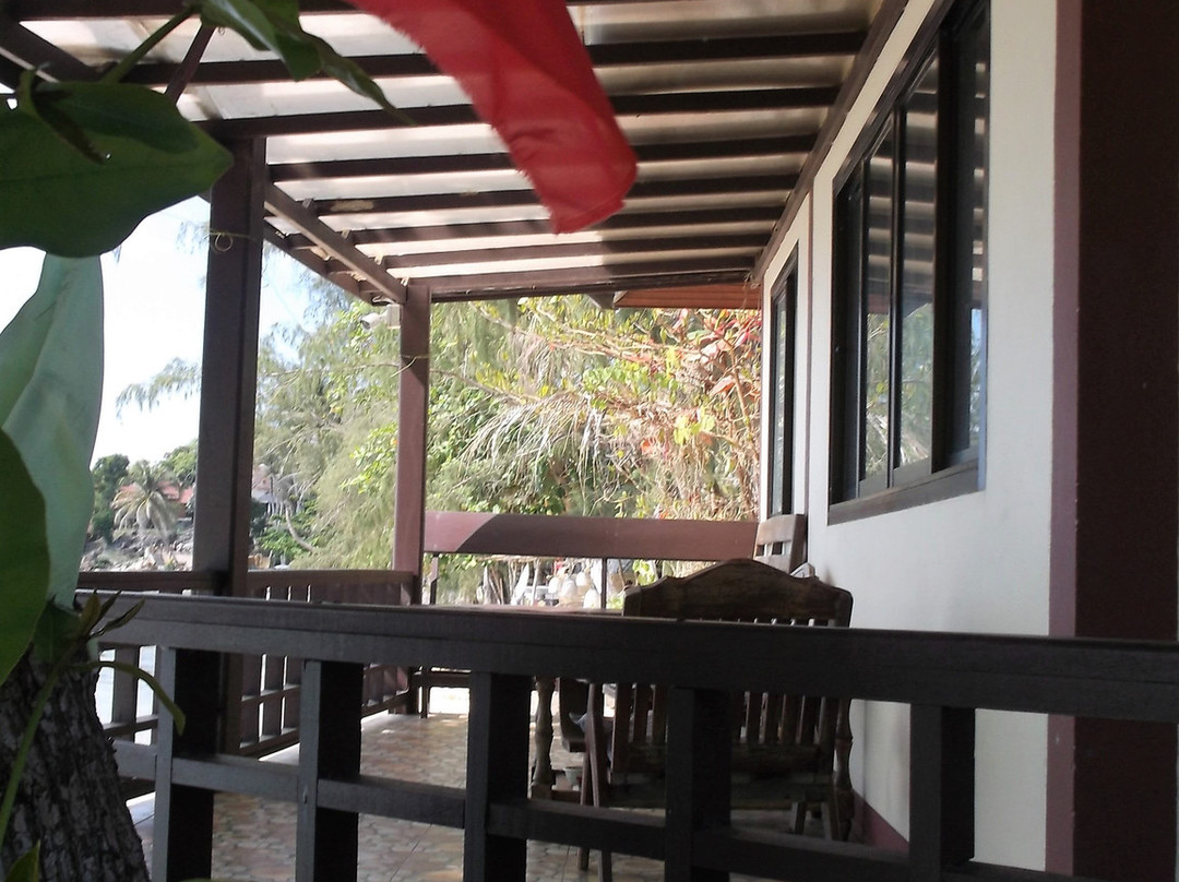 Jungle Hut Bungalow and Hotel主图