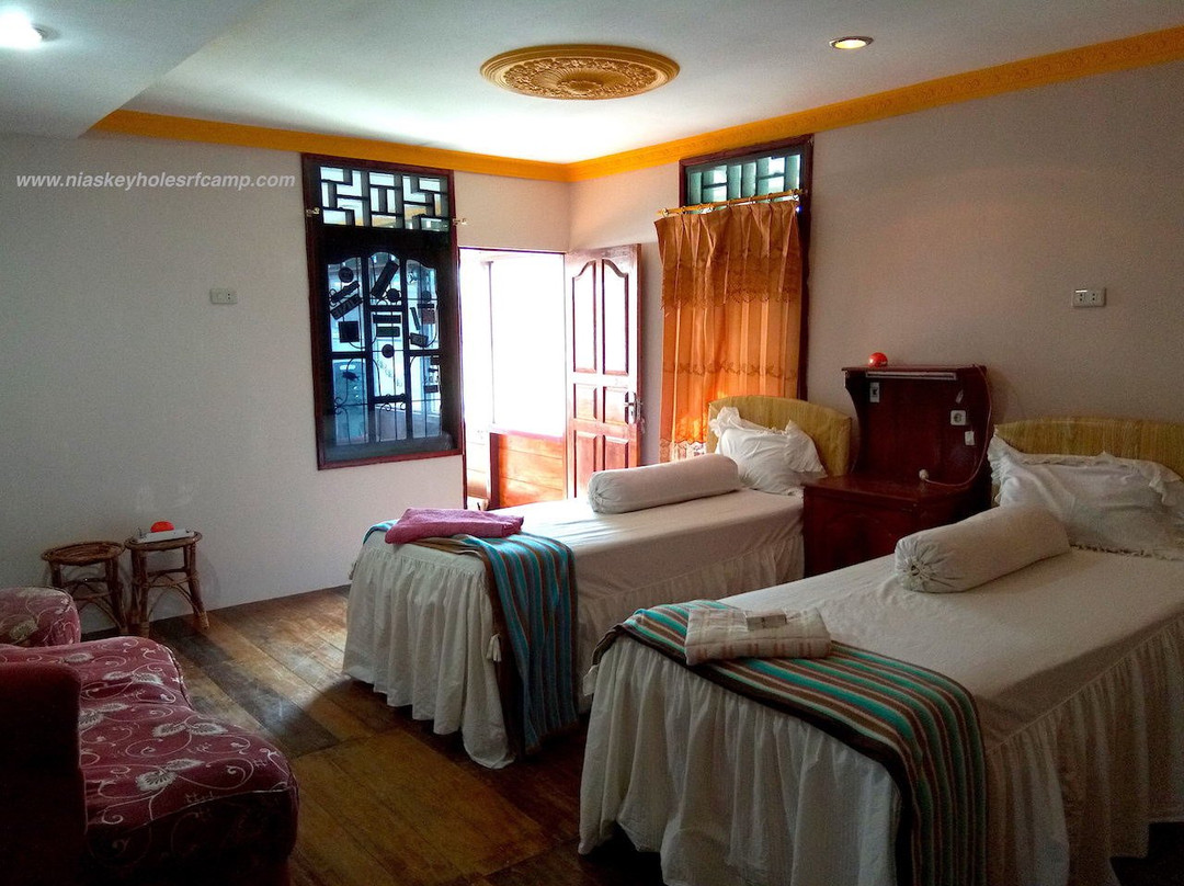 Nias Keyhole Surfcamp