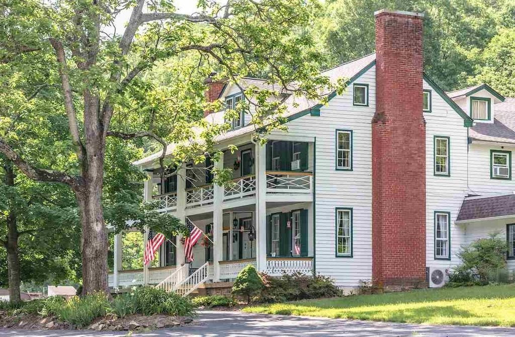 The Buckhorn Inn主图