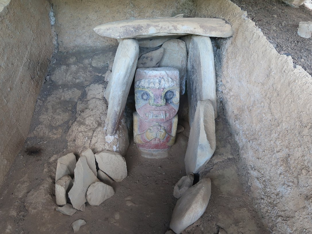 La Pelota - Estatuas A Color-San Agustin必去景点