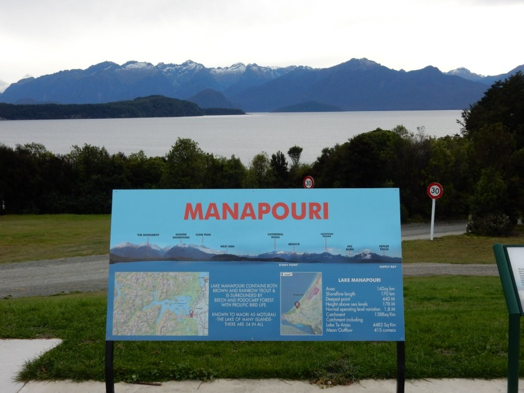 Manapouri Lake景点图片