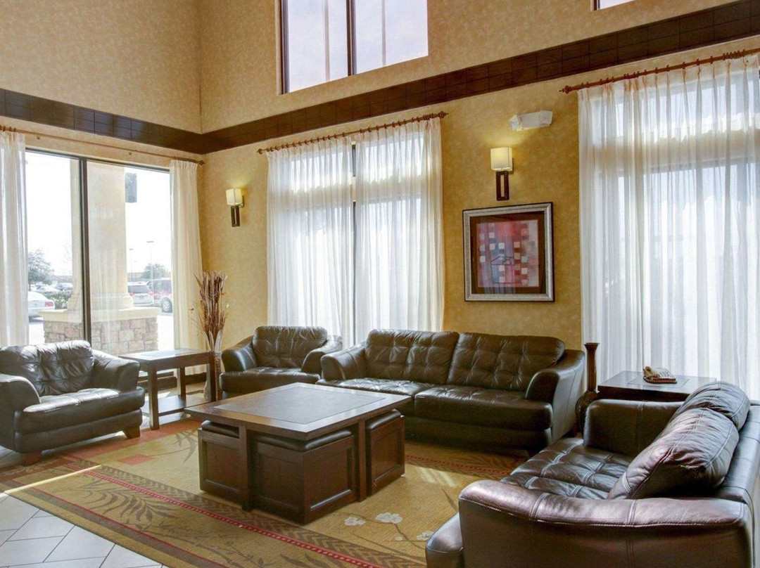 康福特套房酒店主图