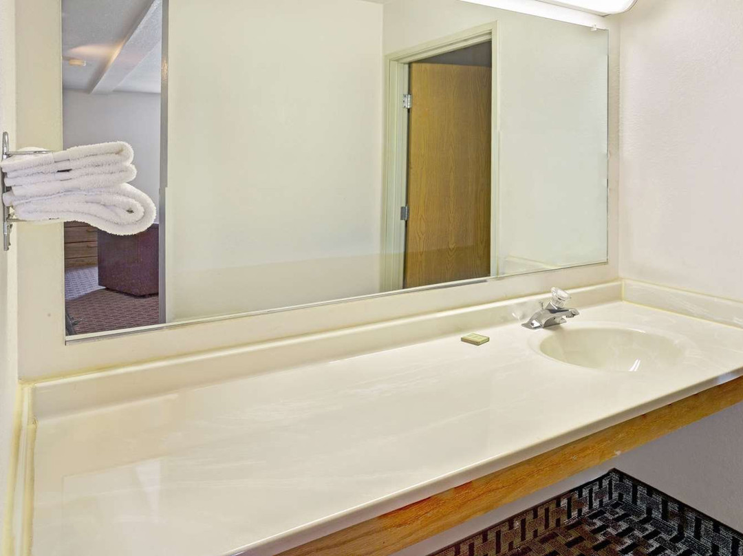 卡农斯堡-匹兹堡速8酒店主图