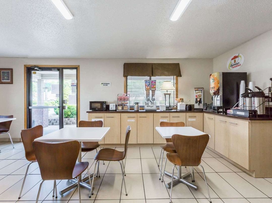 Super 8 by Wyndham Danville VA主图