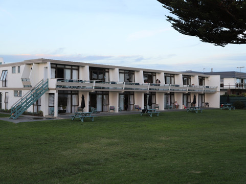 Whispering Sands Beachfront Motel主图