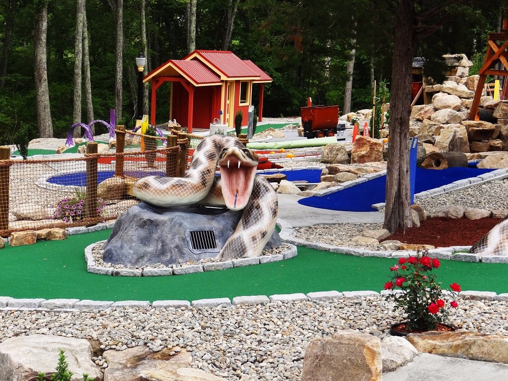 Copper Creek Mini Golf at Nature's Art Village-Montville必去景点