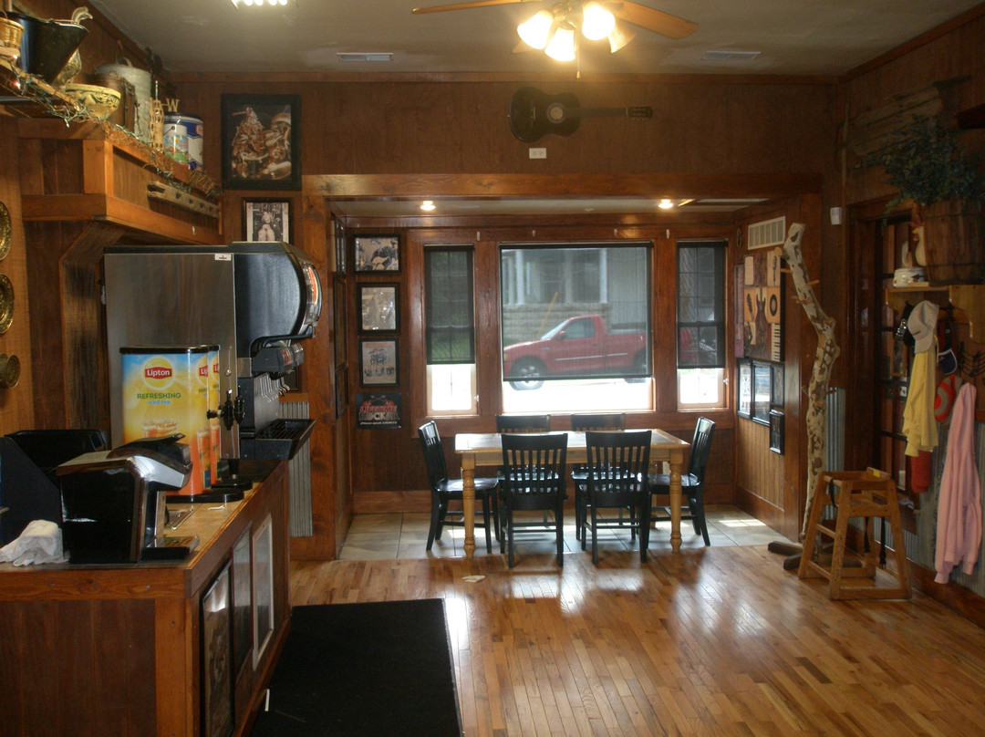 Cedarville餐馆和美食-Colonial Pizza