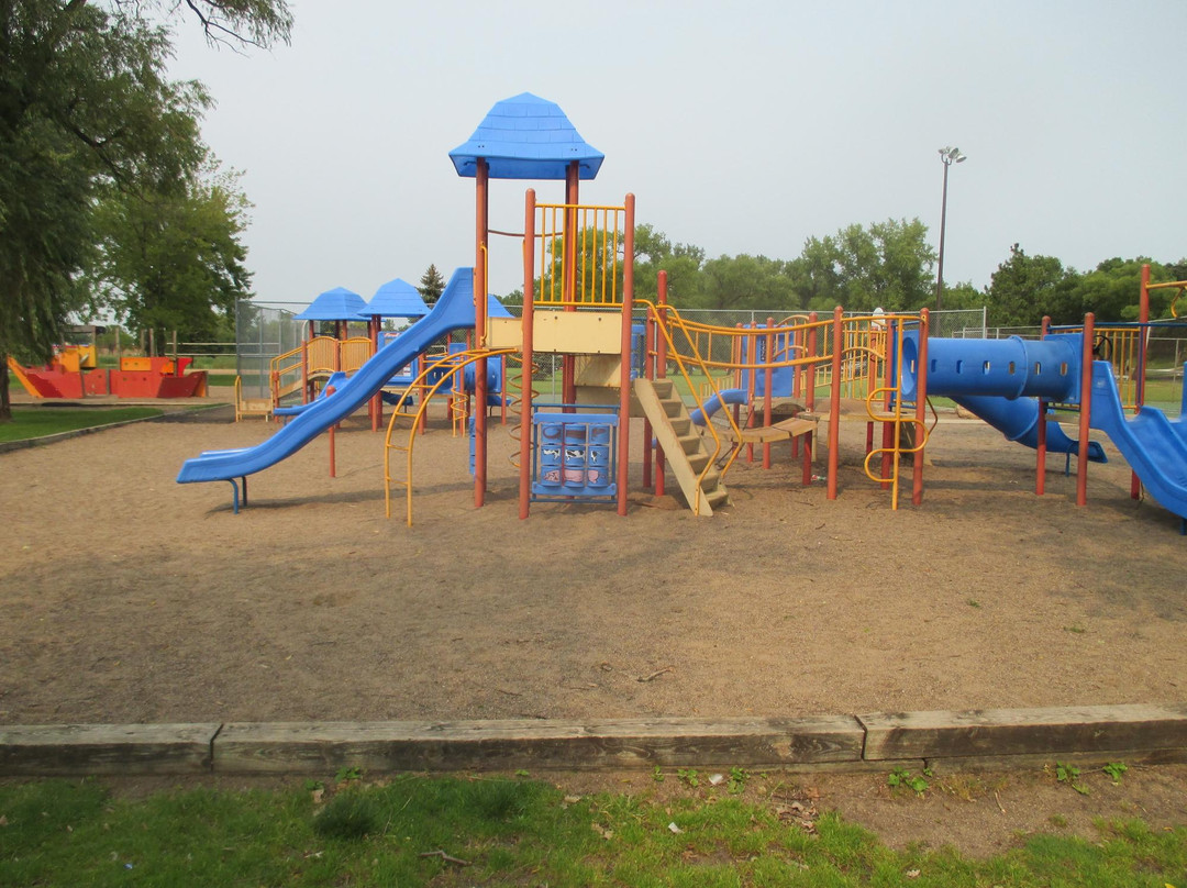 Moore Lake Park and Beach景点图片