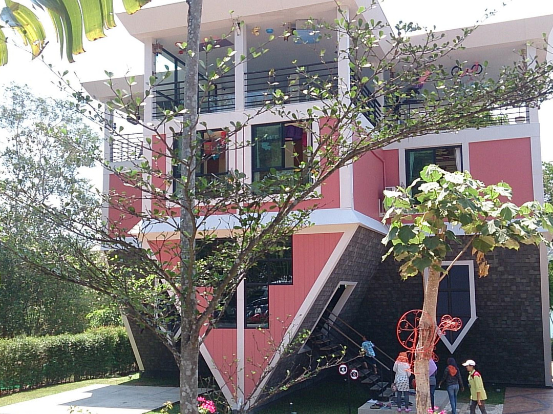 The Upside Down House Museum & Fun Attractions-拉特萨达必去景点