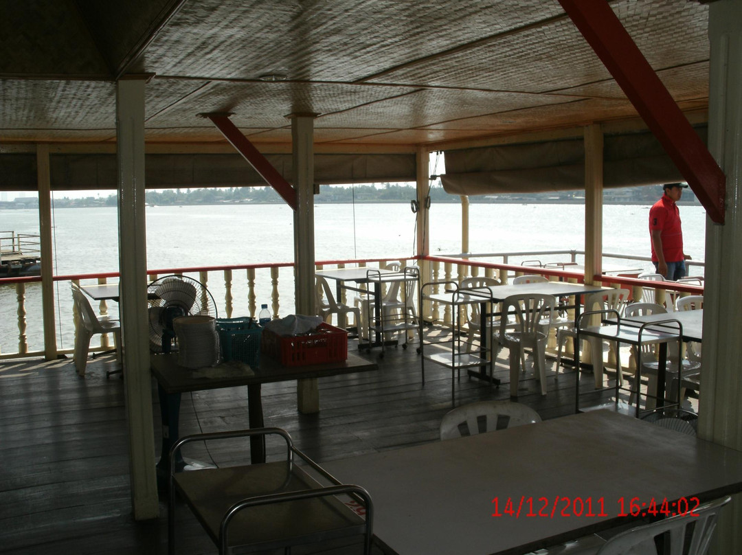 ริมฝั่ง