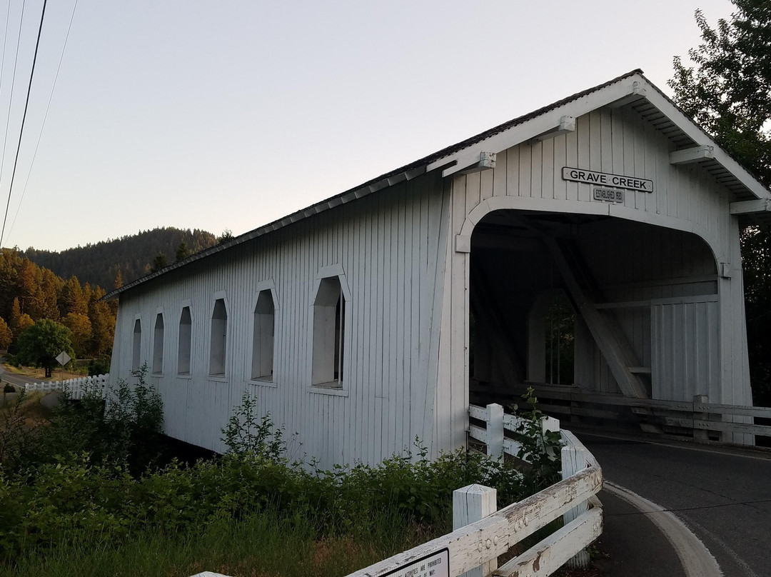 Grave Creek Covered Bridge-Sunny Valley必去景点