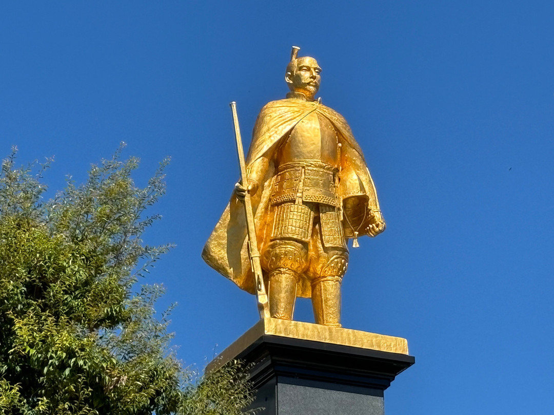 Gold Statue of Nobunaga Oda-岐阜市必去景点