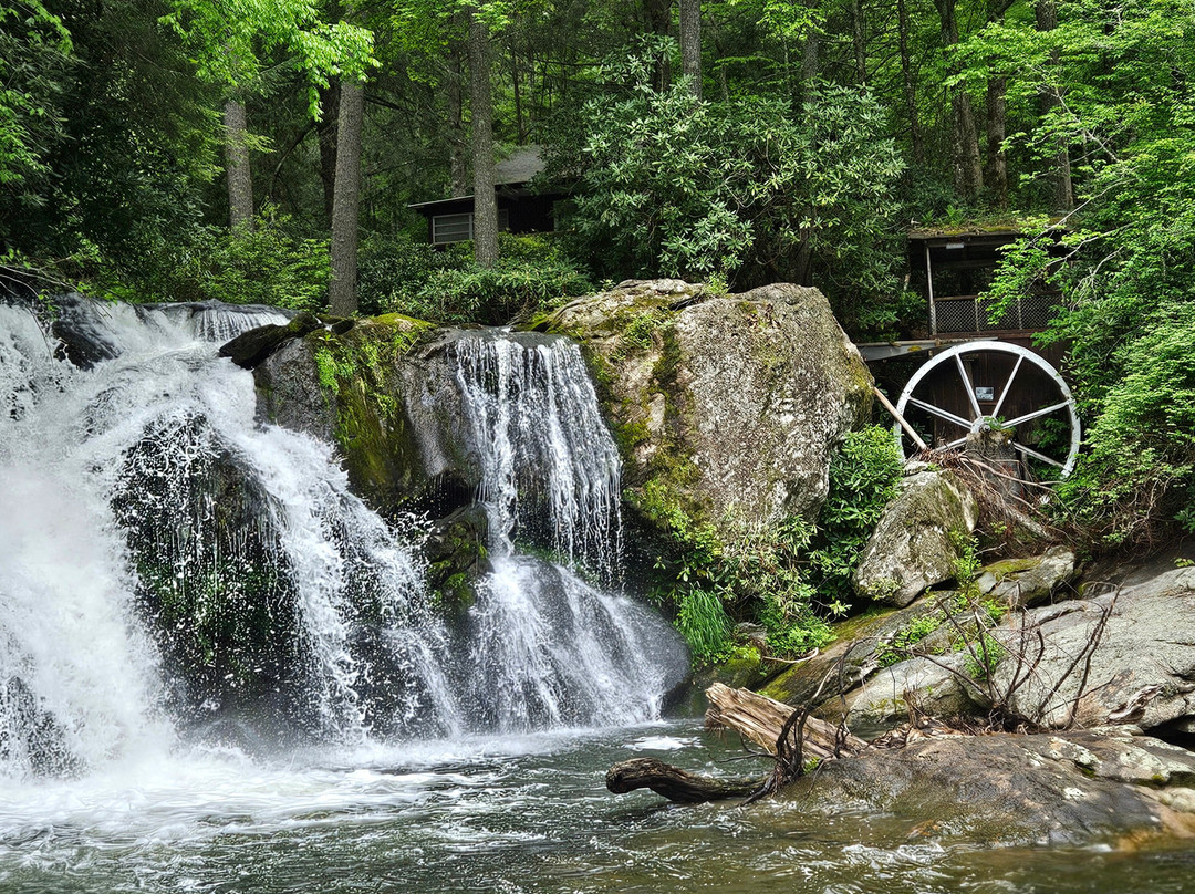 Lake Glenville Scenic Waterfall Cruises景点图片