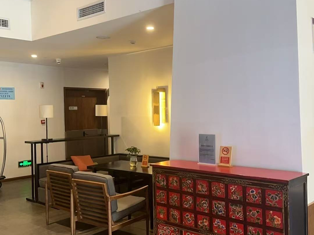 巴塘假日酒店主图