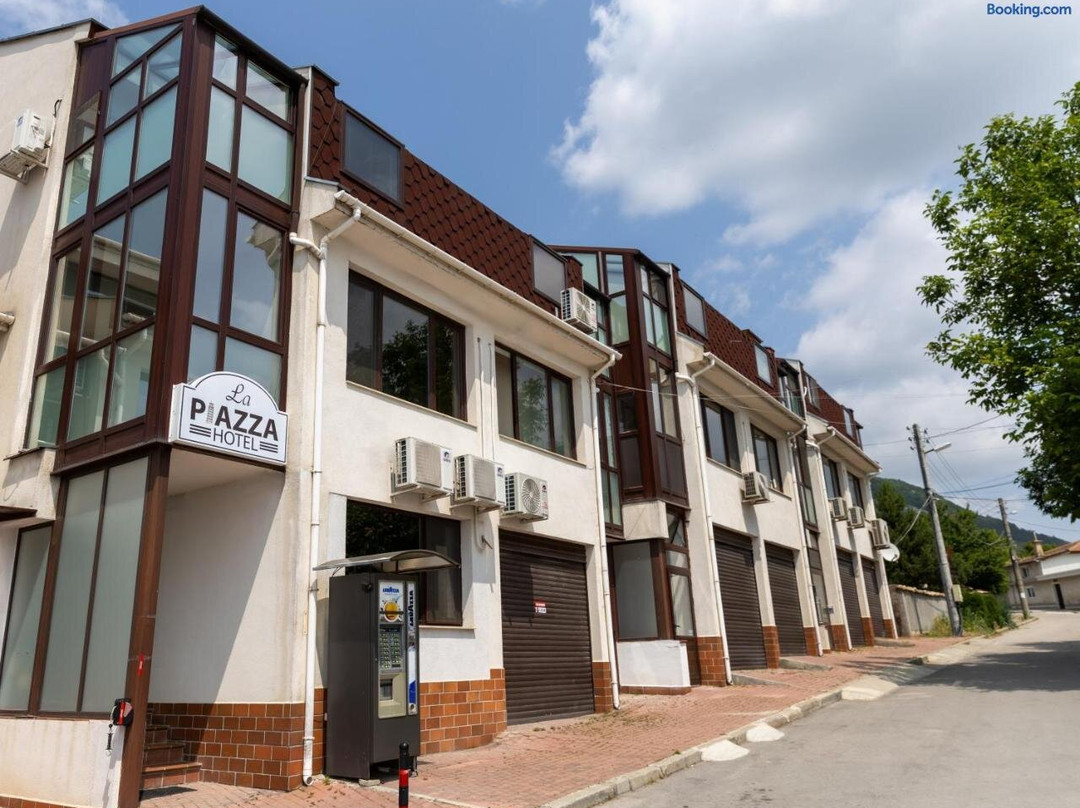 La Piazza Hotel