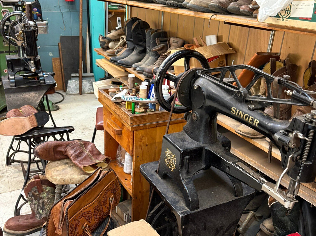 Solano's Boot & Western Wear-拉顿必去景点