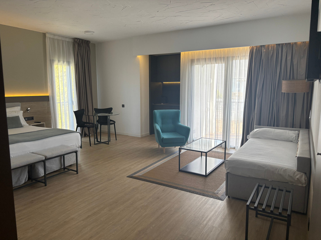 Pyr马贝拉酒店主图