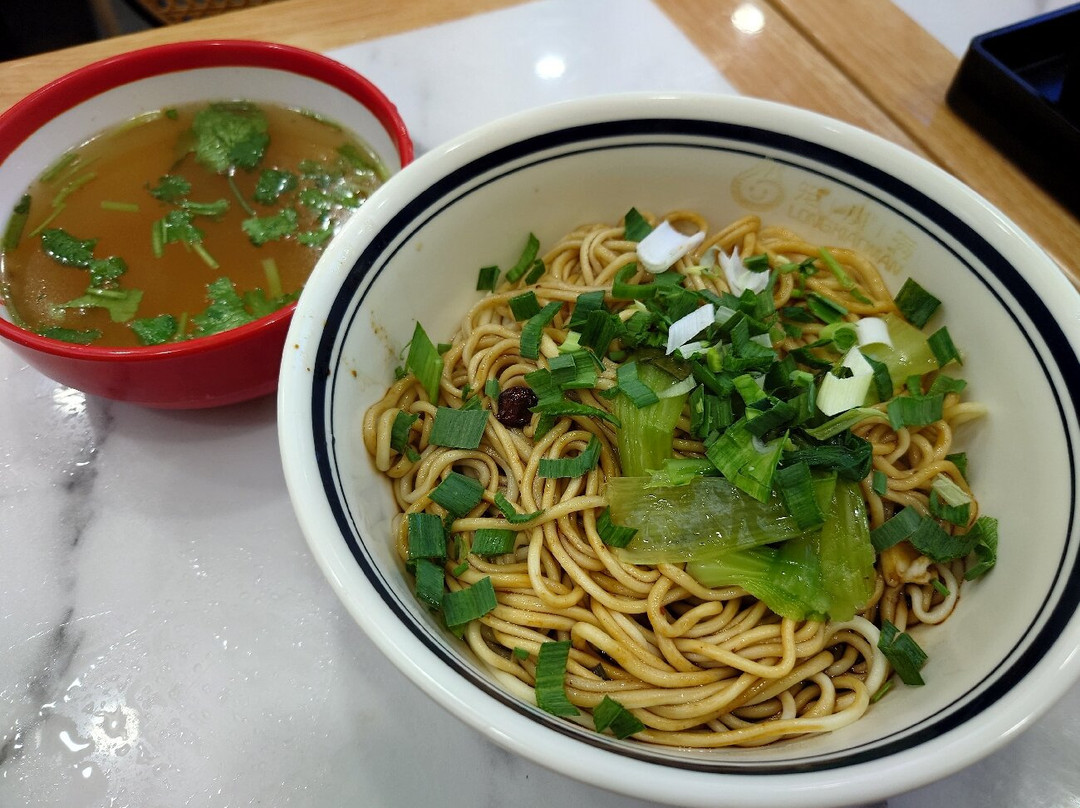 杭州小笼包红烧牛肉面
