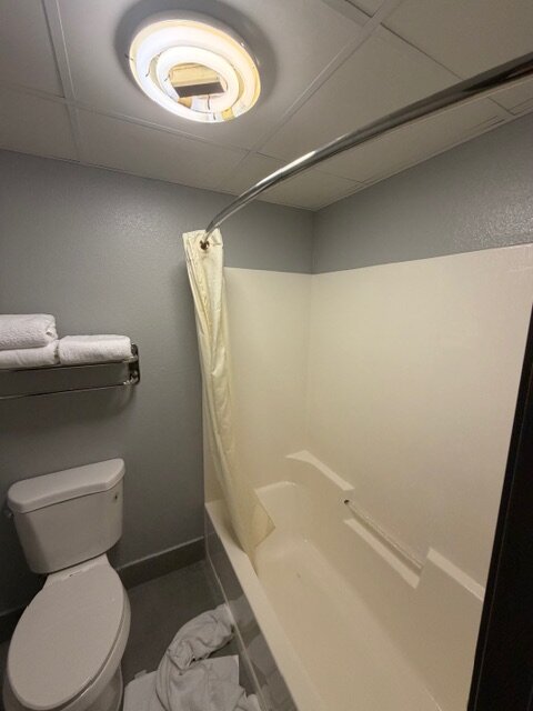 AmericInn by Wyndham Appleton Downtown-浴室