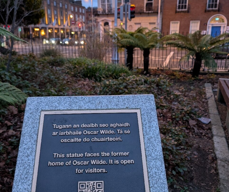 Monument to Oscar Wilde-都柏林必去景点