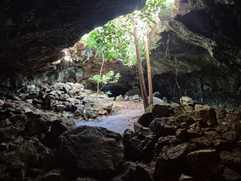 Ana Te Pahu-复活节岛必去景点
