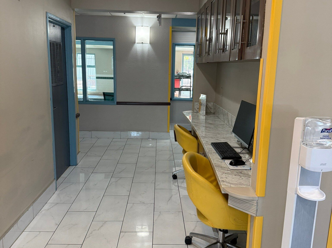 阿尔伯克基机场戴斯套房酒店主图