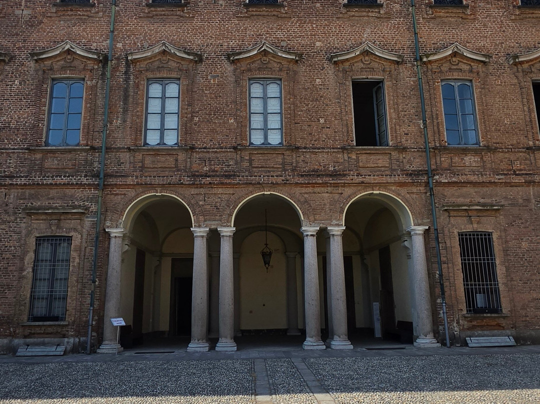 Palazzi del 500 e del 700 di Villa Litta-拉伊纳泰必去景点