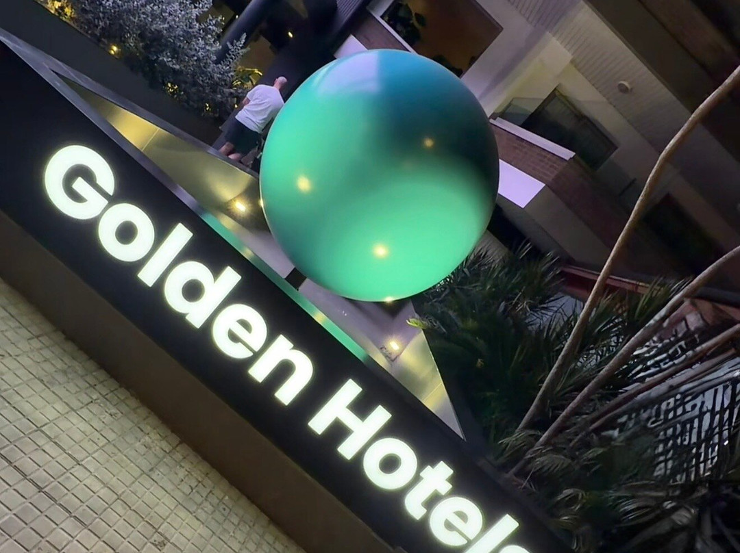萨鲁港水疗黄金酒店主图