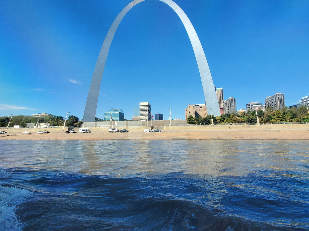 Riverboats at the Gateway Arch-圣路易斯必去景点