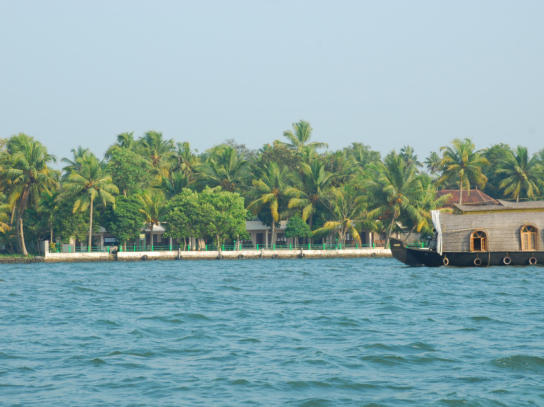 ILLIKKALAM Lakeside Cottages