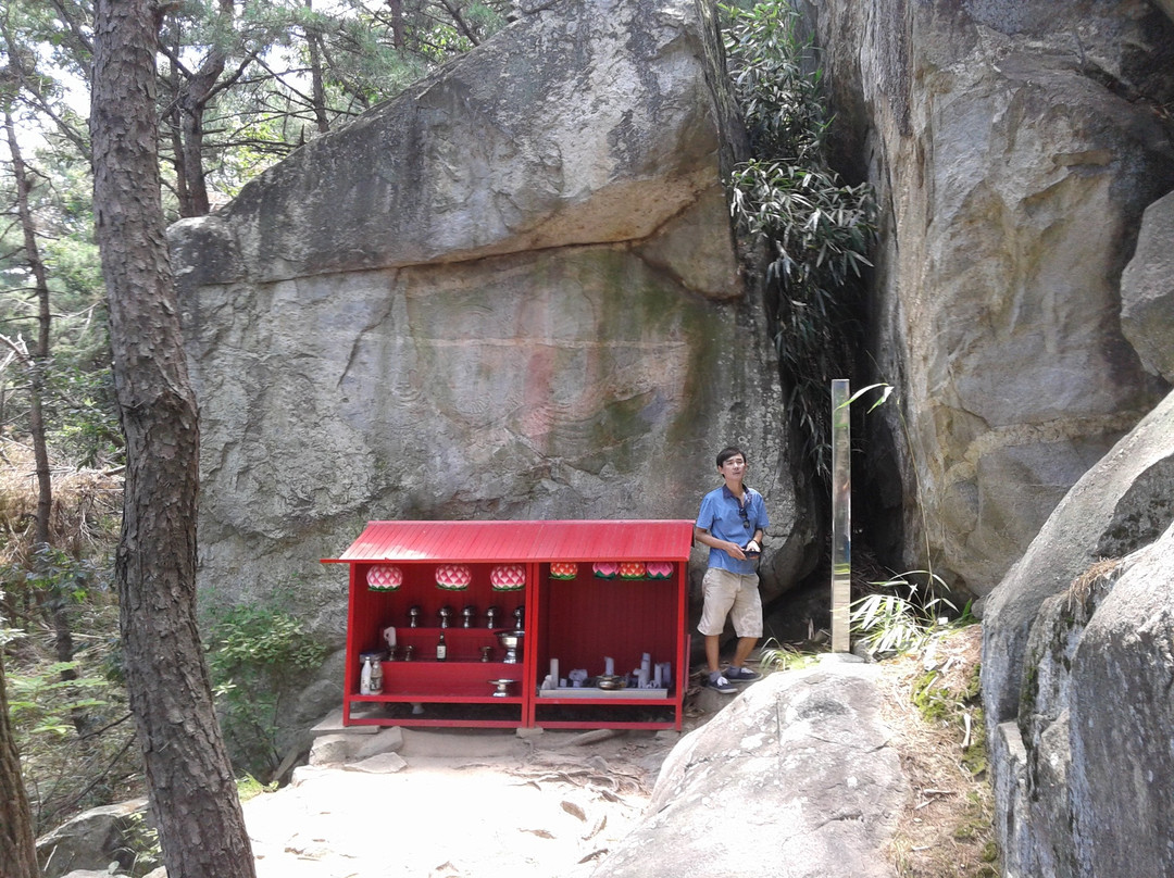 Gunwi Buddha Triad Grotto景点图片