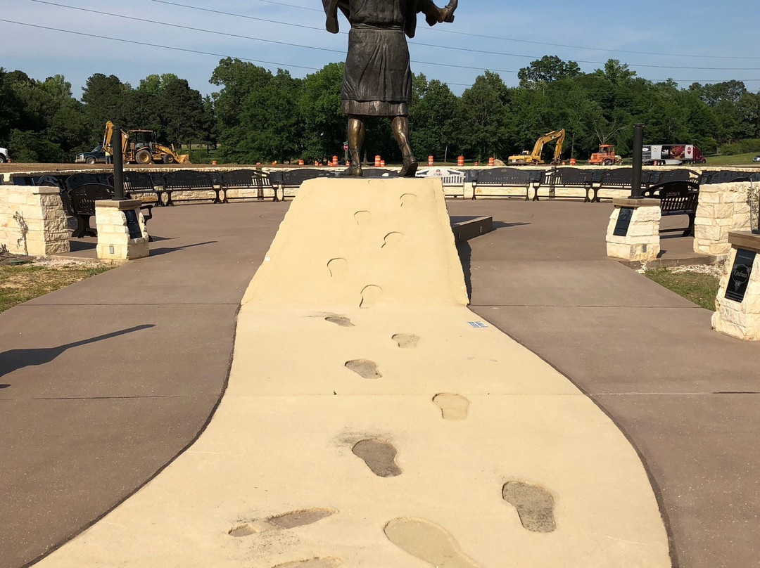 Footprints in the Sand Monument景点图片