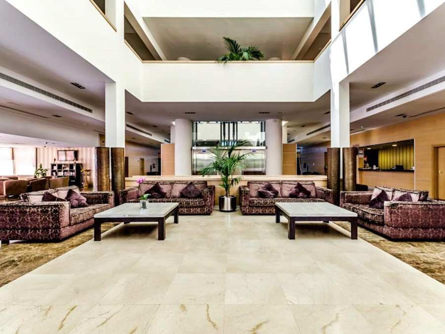 阿尔卡拉广场酒店主图