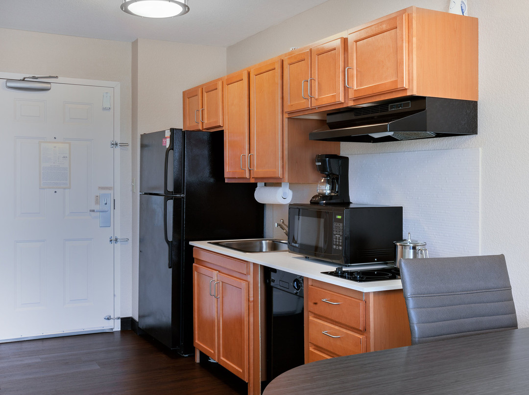 梅德福烛木套房酒店主图